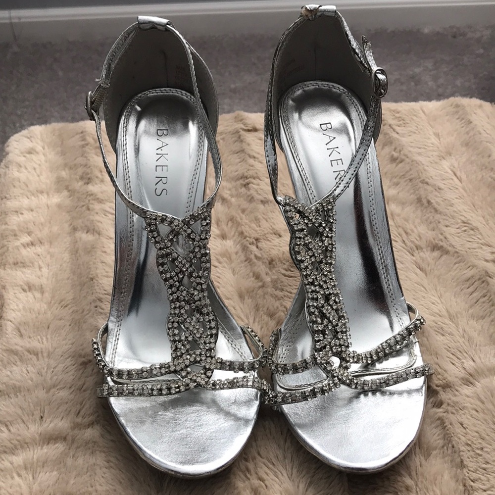 PRICE DROP 🤑Bakers silver rhinestone heels